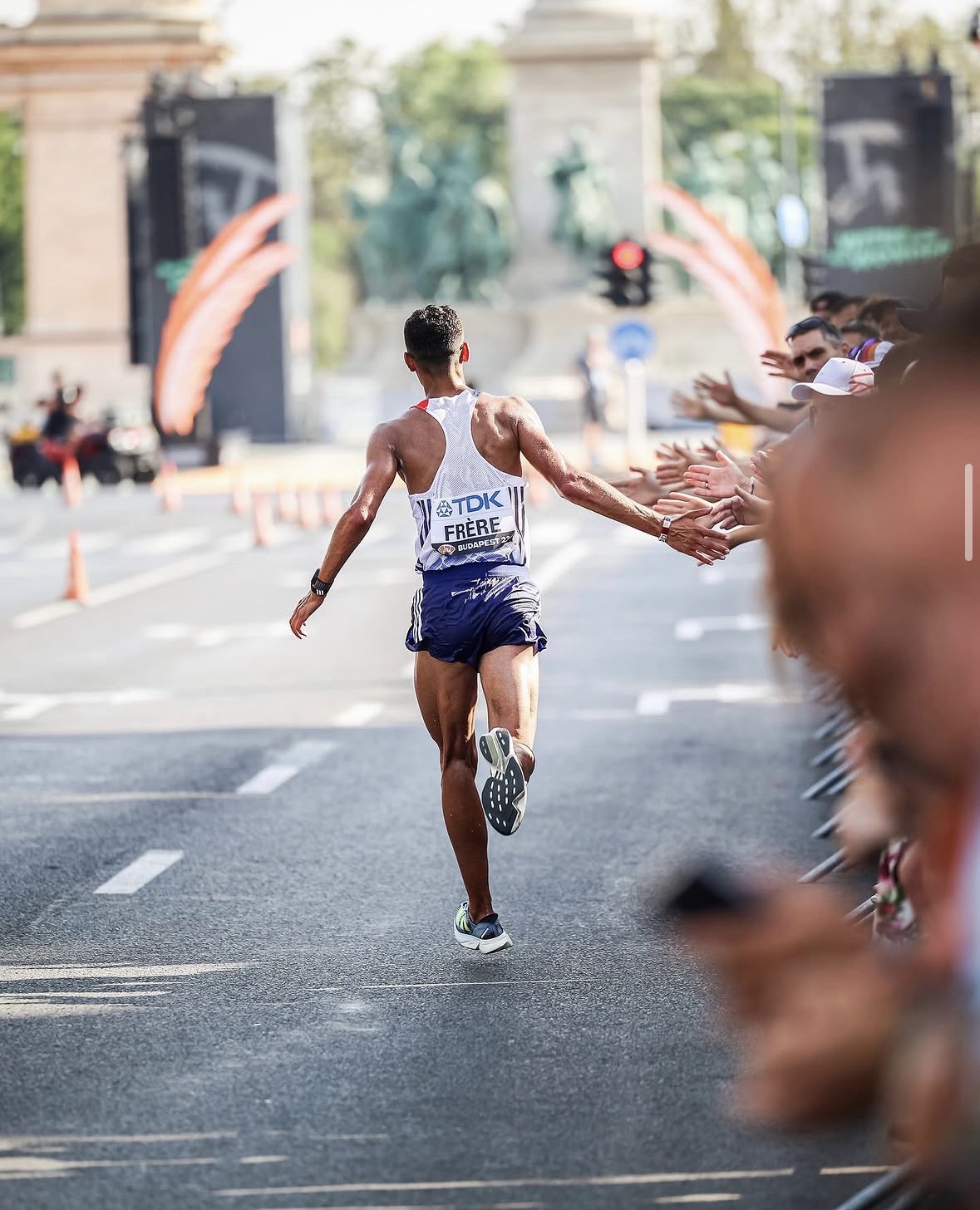 Mehdi Frère aux Championnats du Monde de Budapest 2023, tapant dans les mains du public
