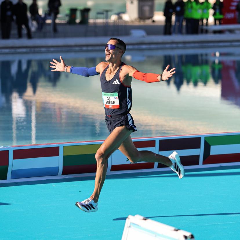 Mehdi Frère franchissant la ligne d'arrivée au Marathon de Valence, décembre 2023